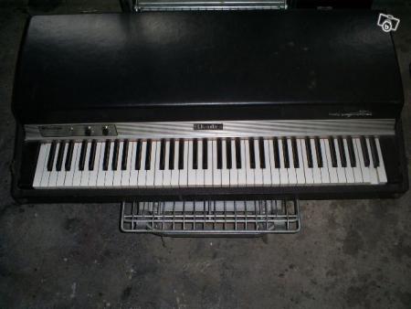 FENDER RHODES